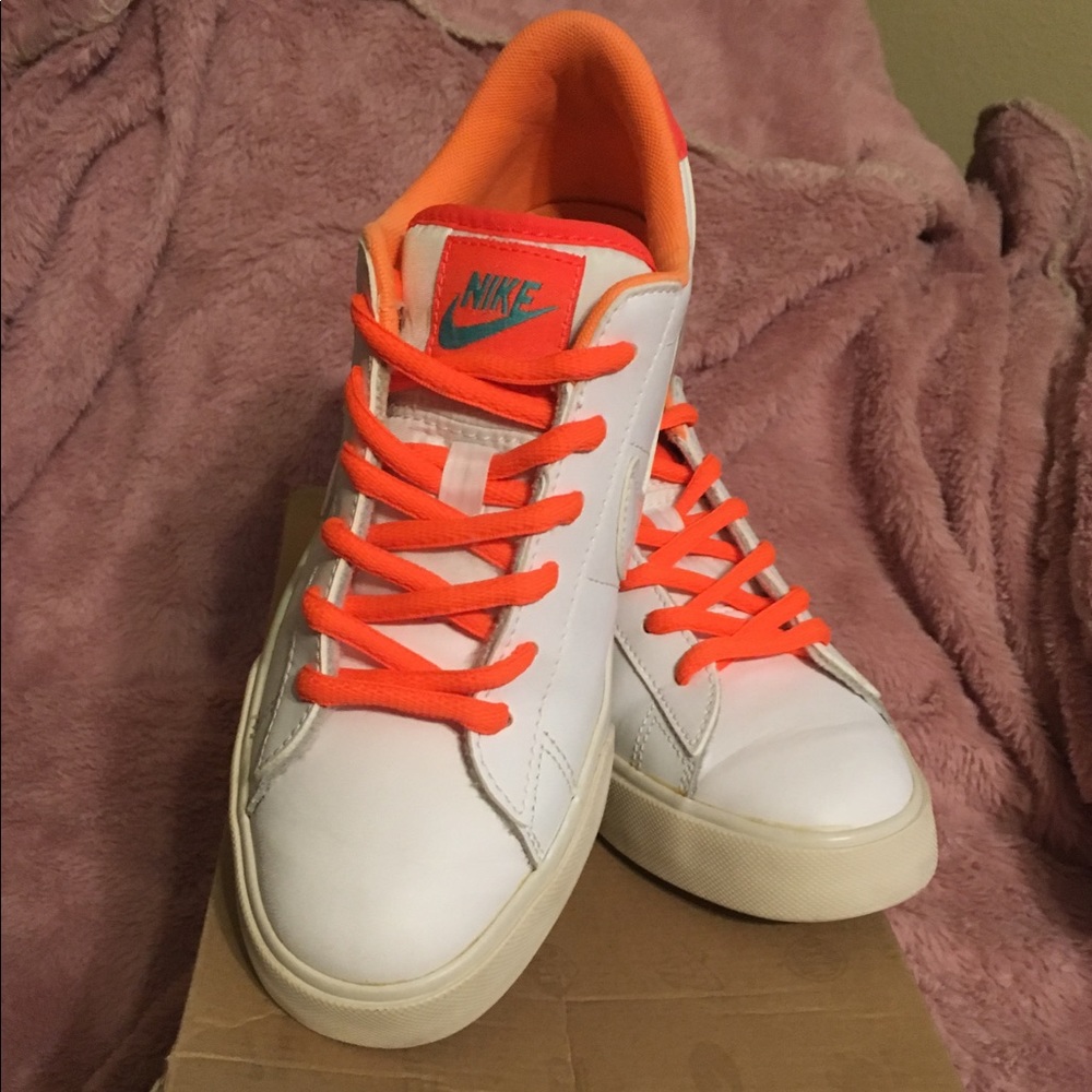 WMNS NIKE